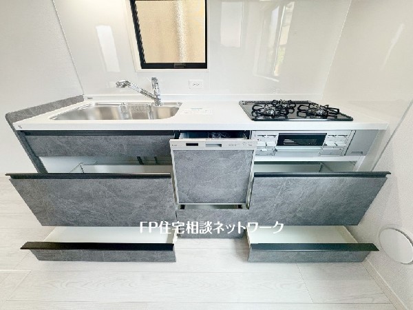 スライド収納付きのシステムキッチン。料理器具なども収納できて出し入れもスムーズ。収納量もたっぷりなので料理器具やストック調味料なども入れられる。