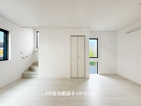 想像以上の質感が訪れる者の心を離さない。フローリング素材、窓の配置、壁面タイル、カラーバランス、どれをとってもワンランク上の仕上がり。