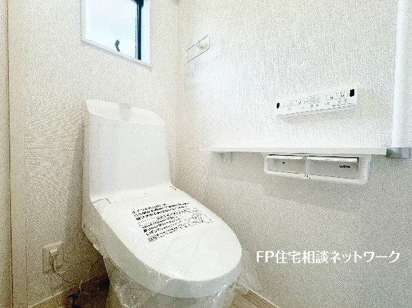 ウォシュレット、暖房便座機能付のトイレです。従来型に比べ節水効果があり、お手入れもしやすいので、家計も家事の負担も軽減してくれます。