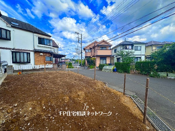 外観:北東角地で解放感のある現地、周辺は閑静な住宅街で静かな日常を送る事が出来る住環境です。