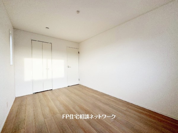 シックな色合いを基調にしたフローリングは心地よく飽きのない色合いで、カーテン、家具などのインテリアを合わせやすいのもうれしい。