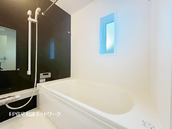 ゆったり入れる一坪バス。足を伸ばして入れるサイズは一日の疲れを癒すのに嬉しい広さ。お子様と一緒の入浴でも充分な広さです。