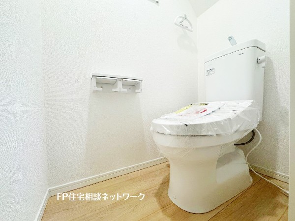 ウォシュレット、暖房便座機能付のトイレです。従来型に比べ節水効果があり、お手入れもしやすいので、家計も家事の負担も軽減してくれます。