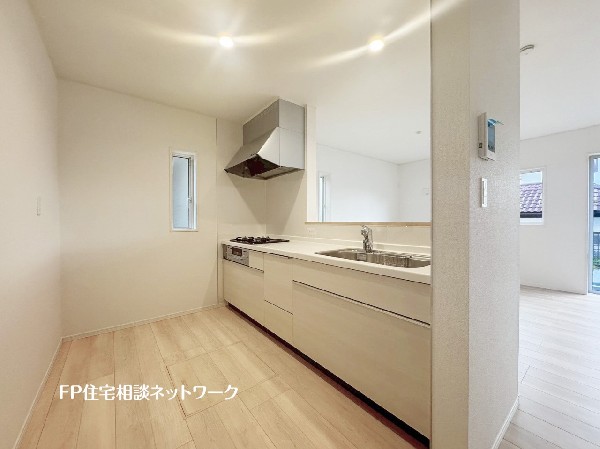 リビングで遊ぶお子様を見守りながらお料理が出来る対面式カウンターキッチンは、料理をしながらご家族との会話を楽しめます。毎日のお料理も楽しくなりますね。