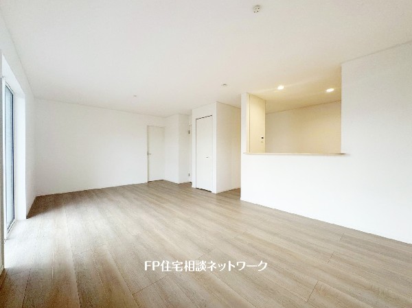 家族だんらんのスペースとなるリビング。家具の配置がしやすい広さを確保しつつ、窓が多い設計は色々な角度から光が取り込めるこだわりの間取りです。