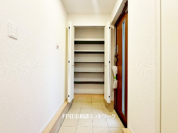 散らかりがちな玄関をスッキリと保てる玄関収納は、家の中に入る時一番最初に目に付く場所だからこだわりたい。落ち着いた色目が、室内のカラーやデザインと調和。