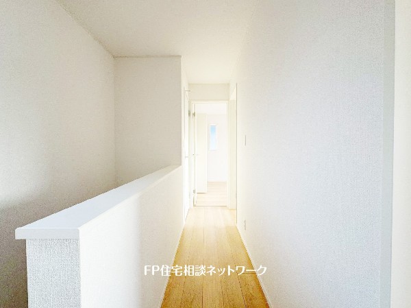 廊下にも太陽の光がたっぷりと降り注ぎ、明るく洗練された雰囲気を醸し出しています。自然光が空間に温かみを与え、どこか落ち着きがあります。