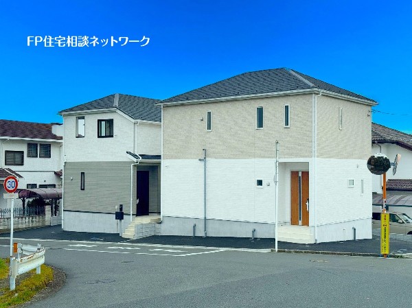 外観:小田急線「鶴川」駅徒歩20分の区画整理された分譲地内に位置した新築戸建！都会の中で、季節の移り変わりを感じる事が出来る住環境です。