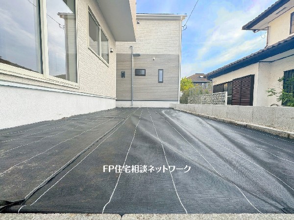 外観:暮らしに潤いと癒しをもたらすお庭があります。手入れをしやすい広さだからこそ、ひとつひとつの樹木、花達の変化に目が届き、家族の会話にも花が咲きます。