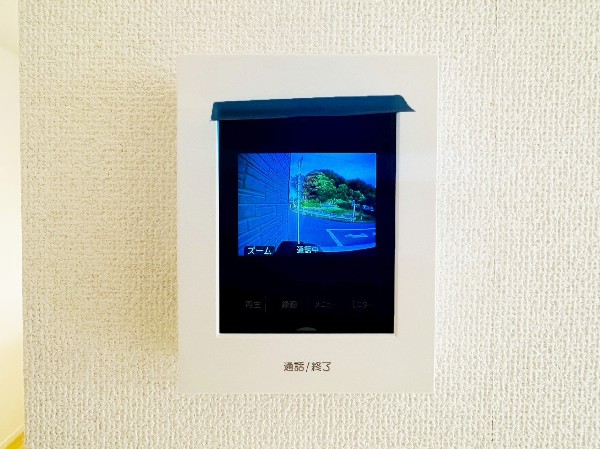 同仕様設備：モニター付インターホンが標準仕様です。不安になりがちな防犯面、目で確認できるからあんしんです。