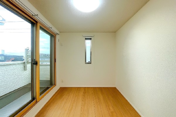 光が取り込みやすい2面採光の居室。日当たり良好です。しっかりとした大きさのクローゼットを完備し、収納スペースも十分。お子様にとっての「自分の部屋」。学習デスクやベッドの配置もラクラクです。