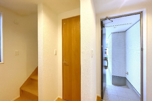 散らかりがちな玄関もスッキリと保てる玄関収納は、家の中に入る時一番最初に目に付く場所だからこだわりたいですよね！木目調の落ち着いた雰囲気の色目が、お部屋の雰囲気をそのまま表している家の顔です。