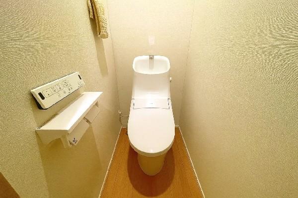 洗浄機能付き便座を標準装備。冬の寒い時期には暖房機能も活躍。快適にご利用いただけます。また、タンク奥のスペースを利用してちょっとした収納を造作することも可能です。