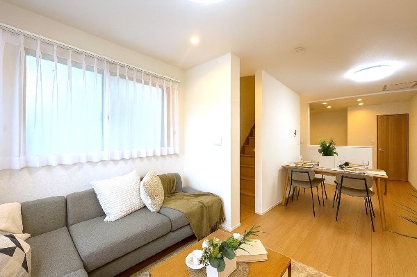 オープンでのびやかな空間を生み出す、こだわりの広がりとゆとり。家族と過ごす時間を大切にしたい方にぴったりの明るくゆとりある住空間です。日差しがリビングの隅々までしっかりと届きます！