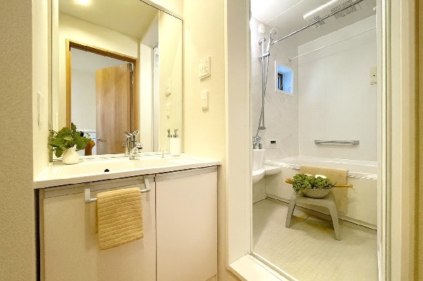 ゆとりの洗面スペースで朝の身支度も快適スムーズに。面鏡で髪のセットやお化粧もストレスなくこなせ、朝から気分良く通勤通学に向かえそうですね！鏡の裏にはたっぷりと収納スペースを標準装備！