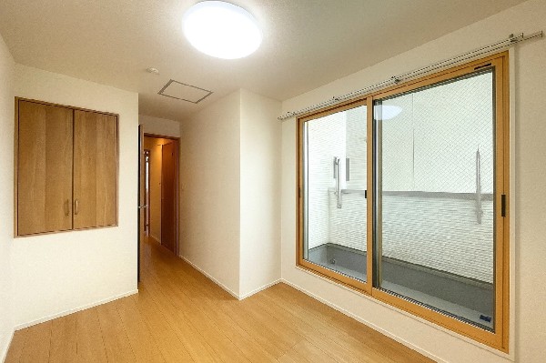 光が沢山取り込める大きな窓。2面採光で日差しを長時間受ける事が出来る暖かいお部屋です。ペアガラスなので、遮音性にも優れ、結露も発生しにくい構造。サッシ周りのカビが発生しにくくなりますね。