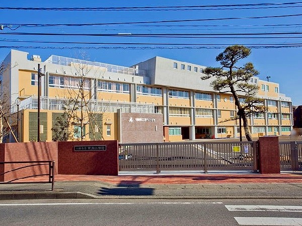 周辺環境:川崎市立宮内小学校(半世紀以上前に現在地で創立して以来、昔から住む人の多い地域に根付いた小学校であり、在校生の中には保護者がこの学校の卒業生という人も多い。)
