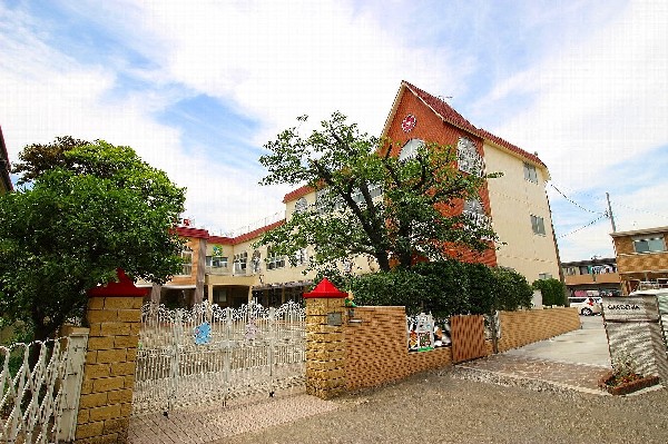 周辺環境:宮内幼稚園 (当園では長年の幼児教育研究実践をとおして築きあげた内容に加えて、時代のニーズに合わせた体験を重視して、多様な教育活動を展開しています。)