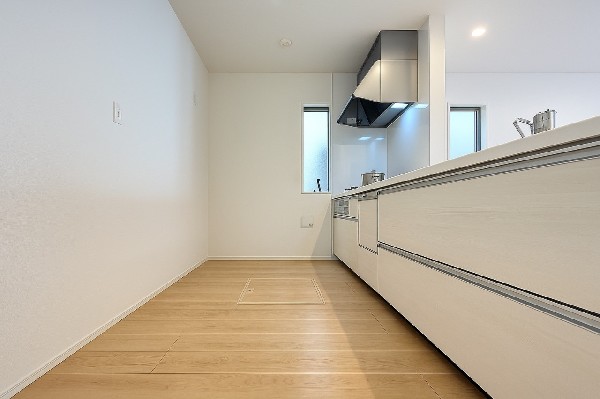 スライド収納付きのシステムキッチン。パスタ鍋や圧力鍋、フライパンなどもおしまい頂け、出し入れもスムーズ。料理器具や調味料など細かな物も取りやすく、お子様と一緒にお料理も楽しめます。