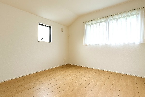 光が取り込みやすい2面採光の居室。日当たり良好です。しっかりとした大きさのクローゼットを完備し、収納スペースも十分。初めてのお子様にとっての「自分の部屋」。学習デスクやベッドの配置もラクラクです。