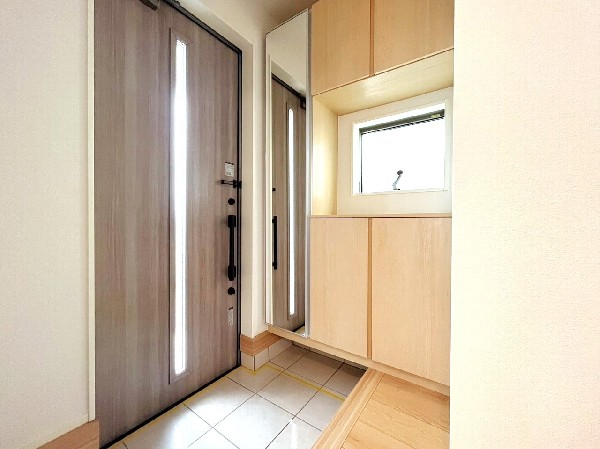 散らかりがちな玄関もスッキリと保てる玄関収納は、家の中に入る時一番最初に目に付く場所だからこだわりたいですよね！木目調の落ち着いた雰囲気の色目が、お部屋の雰囲気をそのまま表している家の顔です。