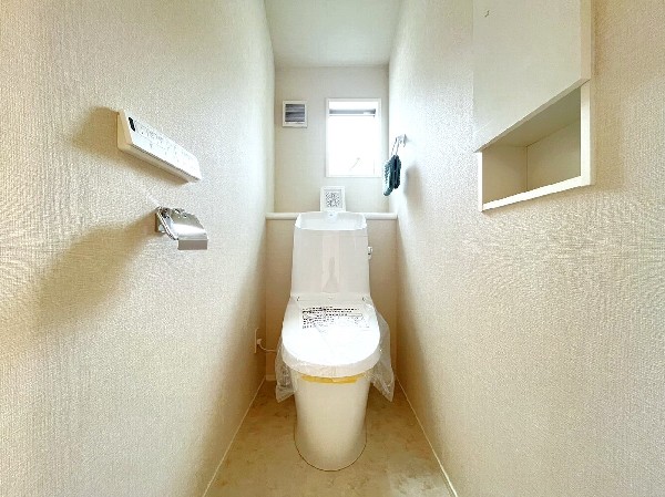 洗浄機能付き便座を標準装備。冬の寒い時期には暖房機能も活躍。快適にご利用いただけます。また、タンク奥のスペースを利用してちょっとした収納を造作することも可能。