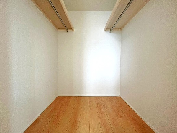 居室空間をすっきり保てる、ウォークインクローゼット付です。広いため、使い慣れた収納家具をこの空間に設置することもできます。鞄や帽子から小物、かさばるスーツケースなど幅広く収納できます。