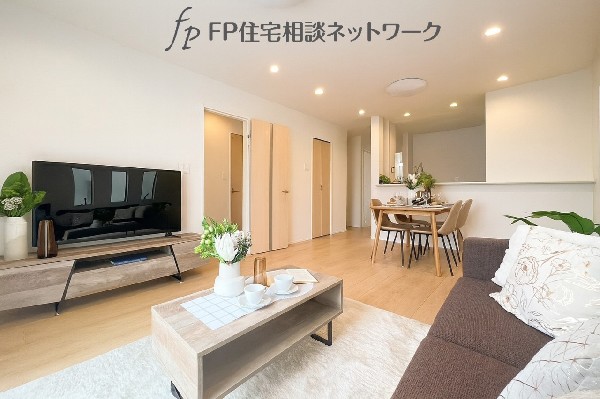 家族の一体感を感じられる広々としたスペース。家族と過ごす時間を大切にする方にピッタリのゆとりの住空間です。お子様が元気に走り回っても安心して見守れます。家族の笑い声が今にも目に浮かびそう。