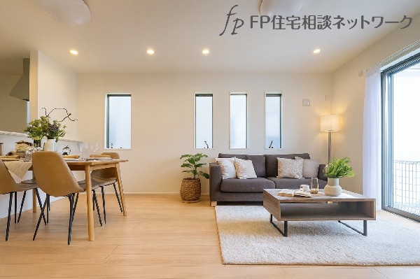 大切なご家族が集まるからこそLDKにはこだわりたいですよね！休日はおひさまの光をたっぷりと取りこめるリビングでゆったりと過ごしませんか？子供たちが元気に走り回っている姿が目に浮かぶ空間です。