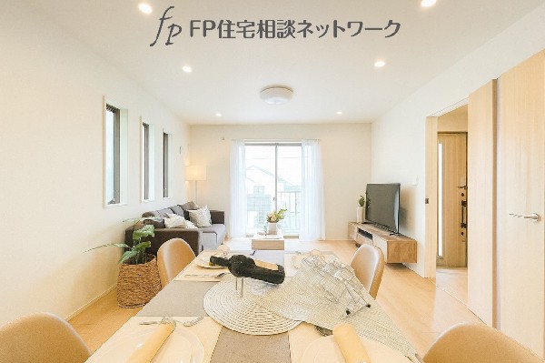 ご家族だんらんのスペースとなるリビング。家具の配置がしやすい広さを確保しつつ、色々な角度から光が取り込めるこだわりの間取りです。明るいリビングで寛ぐ新しい生活をスタートさせてみませんか。