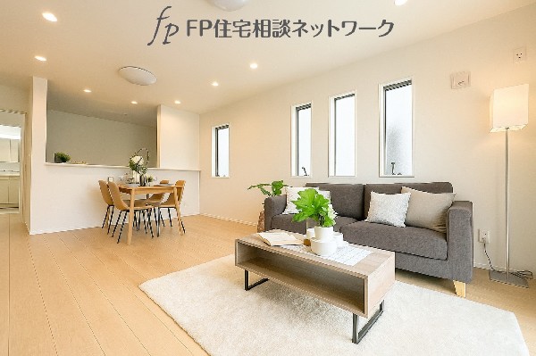 オープンでのびやかな空間を生み出す、こだわりの広がりとゆとり。家族と過ごす時間を大切にしたい方にぴったりの明るくゆとりある住空間です。南側の窓からの日差しがリビングの隅々までしっかりと届きます！