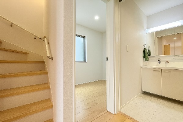 ゆとりの洗面スペースで朝の身支度も快適スムーズに。面鏡で髪のセットやお化粧もストレスなくこなせ、朝から気分良く通勤通学に向かえそうですね！鏡の裏にはたっぷりと収納スペースを標準装備！