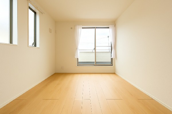 2面採光でお部屋の隅々まで明るい印象の居室。おひさまの光を、爽やかな風をたっぷりと取り込めます。居室内はいつも明るい印象ですので、気持ちの良い朝を迎えられそう。毎日の生活も自然と明るくなりますね。