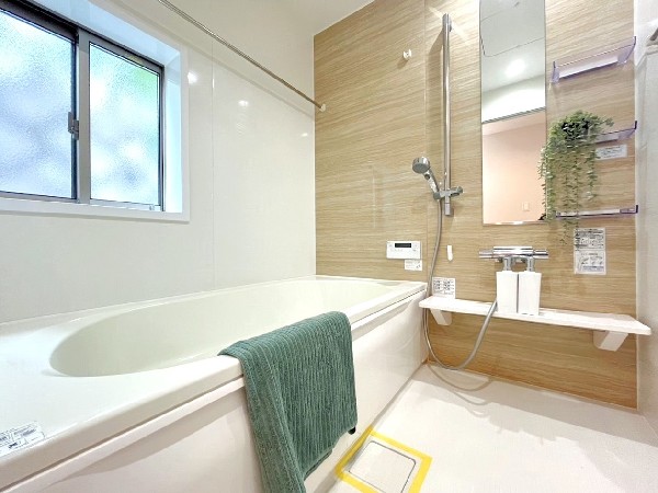 ご家族との憩いの場として、一日の疲れを癒す場として、ゆったりと足を伸ばしてくつろげる綺麗で清潔感のある色味の浴室。気持ちの良い光と爽やかな風をたっぷりと取りこめる開閉式の窓も設置しています。