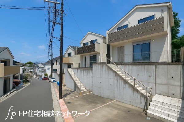 外観:閑静な住宅地で子育て家族にピッタリ。毎日のお散歩も快適な緑に恵まれたエリアで、自然に包まれた穏やかな暮らしを実現するための、ゆとりある住環境が整っています。