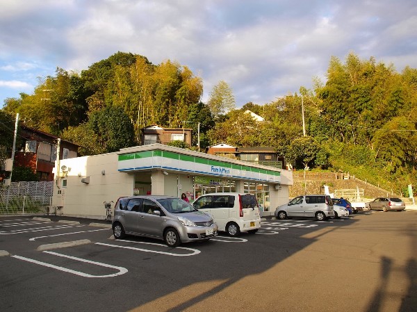 周辺環境:ファミリーマート町田能ヶ谷店(ファミチキをはじめスナックメニューも大人気です。買物だけではなく、日常生活に関係する最重要施設となりつつある。)