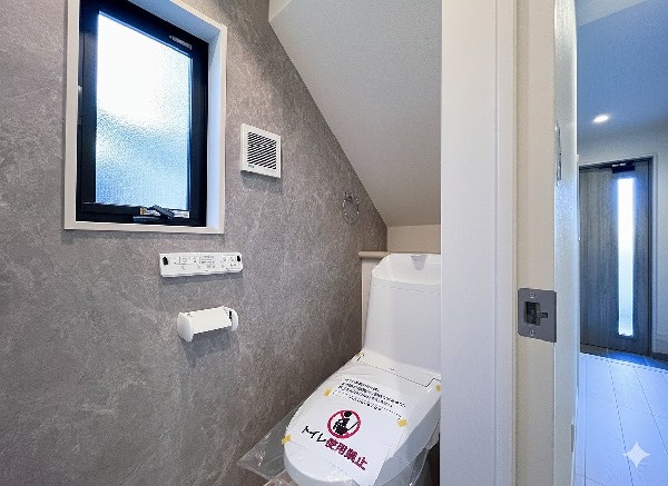 洗浄機能付き便座を標準装備。冬の寒い時期には暖房機能も活躍。快適にご利用いただけます。また、タンク奥のスペースを利用してちょっとした収納を造作することも可能。