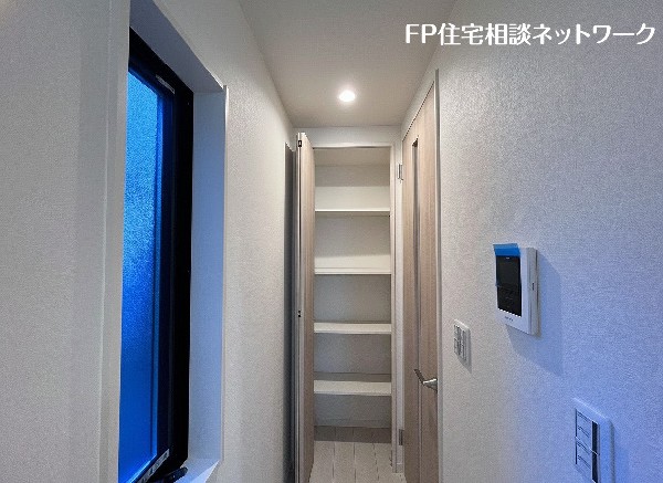 キッチン横にあるパントリー。かなりの容量があるので、調味料やお酒はもちろんのこと、お水や非常食などの備蓄庫としても活躍する「万能型収納」です。