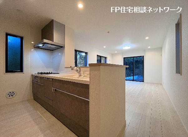 毎日使うキッチン周りが綺麗で清潔に保たれていると、お料理を作るのも楽しくなりますよね。おしゃれなペンダントライトや飾り棚など、機能性とデザイン性を持たせたキッチンです。