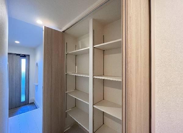 廊下に設置された壁収納。用途はいろいろ！食う風次第でSICやファミリークロークに！
