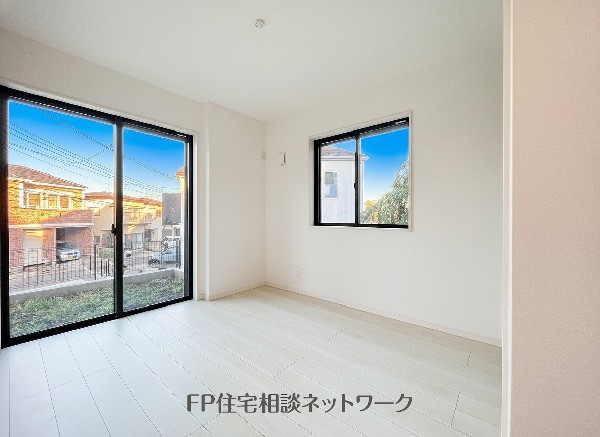 2面採光でお部屋の隅々まで明るい印象の居室。おひさまの光を、爽やかな風をたっぷりと取り込めます。居室内はいつも明るい印象ですので、気持ちの良い朝を迎えられそう。