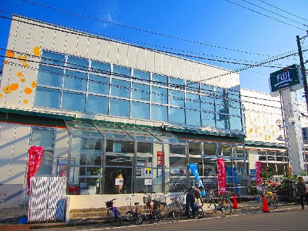 周辺環境:ＦＵＪＩスーパー鳥山店(生鮮品は品質・鮮度にこだわり、豊富な品揃えでお客様に600　ＦＵＪＩスーパー鳥山店　生鮮品は品質・鮮度にこだわり、豊富な品揃えでお客様に喜んでいただけるよう心がけております喜んでいただけるよう心がけております)