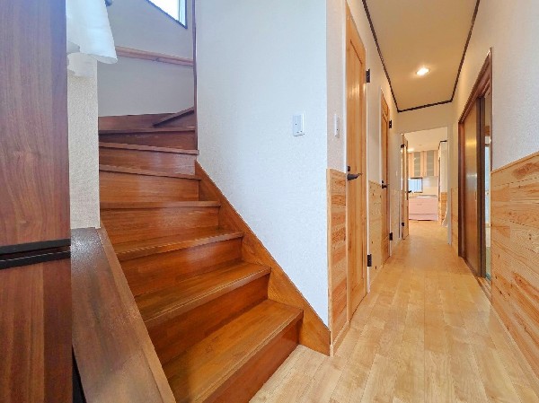 山小屋をイメージしてリフォームされた室内は、木のぬくもりが印象的な空間。お客様をお迎えしたくなる住まい。