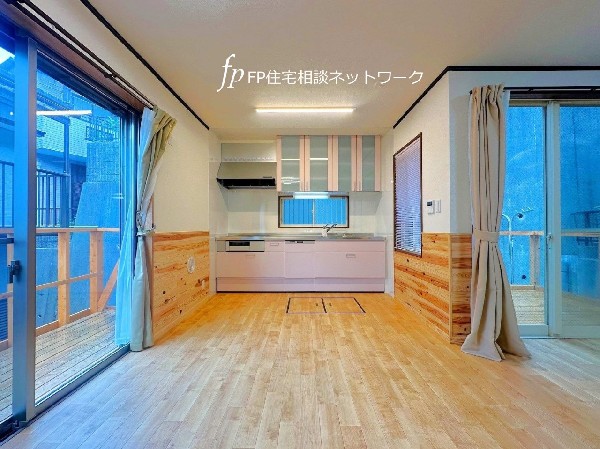 大きな窓から爽やかな風を感じる開放感いっぱいのリビング。ウッドデッキと繋がる、贅沢な開放感。