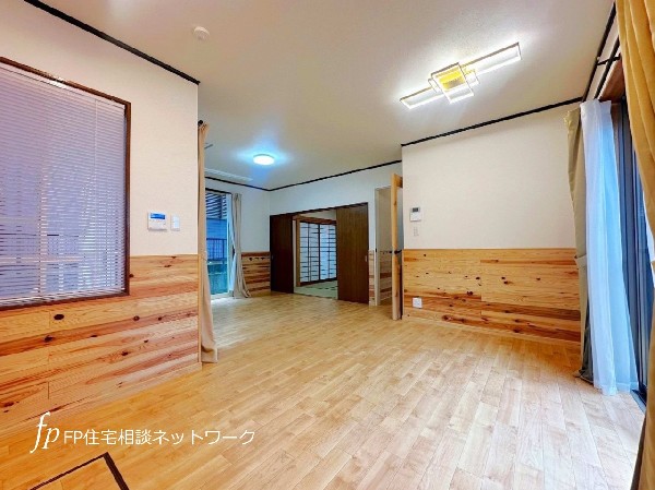 家族だんらんのスペースとなるリビング。家具の配置がしやすい広さを確保しつつ、窓が多い設計は色々な角度から光が取り込めるこだわりの間取りです。