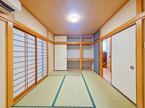 い草の香りが心地よい和室があります。温もりと暖かさを感じながら、ごろんと横になれるスペースがあると落ち着きます。