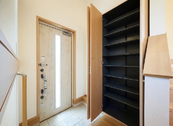 シューズBOXは可動棚タイプになっていますので、脚の長いブーツや長靴もたっぷり収納いただけます。