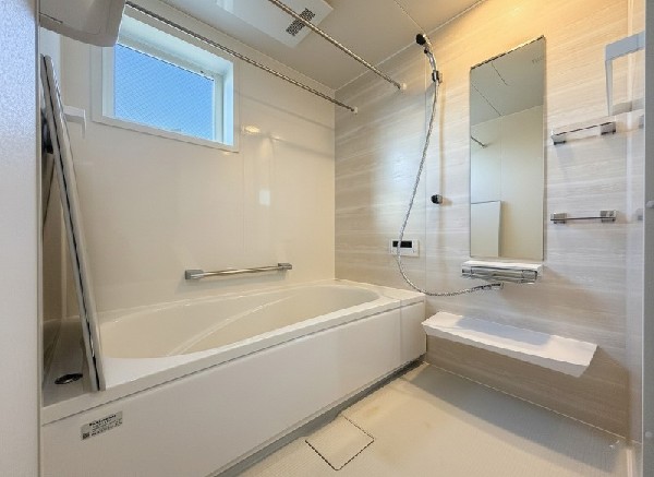 ご家族との憩いの場として、一日の疲れを癒す場として、ゆったりと足を伸ばしてくつろげる綺麗で清潔感のある色味の浴室。