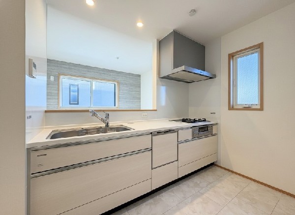 毎日使うキッチン周りが綺麗で清潔に保たれていると、お料理を作るのも楽しくなりますよね。機能性とデザイン性を持たせたキッチンで気持ちよくお料理が出来そうです。