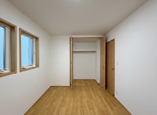 全居室には大型の収納クローゼットを完備！普段使いのお洋服や小物はもちろん、季節物のお洋服などもしっかりと整理整頓おしまい頂けます。